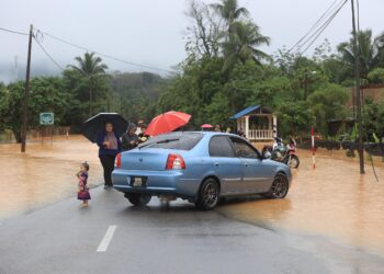 BEBERAPA kawasan di Kuala Krai, Kelantan mula ditenggelami banjir sejak awal pagi tadi-UTUSAN/KAMARUL BISMI KAMARUZAMAN.