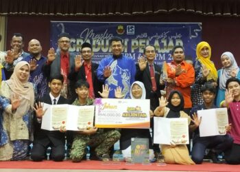 MUHD. Nor Aswadi Md. Nor (tengah) bergambar bersama ahli kumpulan Arjuna Sakti yang dinobatkan sebagai juara Sketsa Rukun Negara peringkat kebangsaan bagi kategori Kelab Malaysiaku dari SMK Tanah Merah 1, Tanah Merah, Kelantan hari ini-UTUSAN/ROHANA ISMAIL.