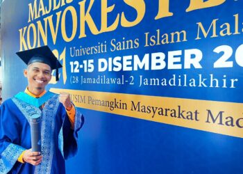 RAHMATUL Fikri Haidin gembira apabila berjaya bergelar graduan USIM walaupun selepas 11 tahun.