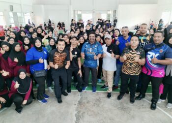 VP. Shanmugam bergambar kenangan bersama peserta bola jaring dan futsal selepas merasmikan Program Malaysia Aktif@Komuniti Peringkat Negeri di Dewan Serbaguna PPR Krubong, Melaka. - UTUSAN/AMRAN MULUP