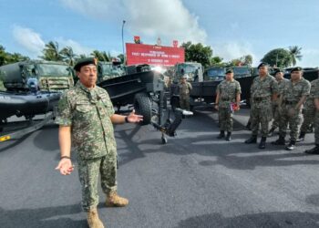 AZUDIN Hassan (kiri) semasa memberikan taklimat berkait aset-aset yang akan digunakan oleh ATM sepanjang musim banjir di selepas Perbarisan 'First Responder' Op Murni 8 Briged di Kem Pengkalan Chepa, Kota Bharu, Kelantan hari ini-UTUSAN/YATIMIN ABDULLAH.