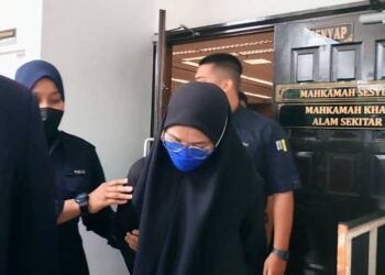 TERTUDUH diiring keluar anggota polis selepas mengaku bersalah di Mahkamah Sesyen, Ayer Keroh, Melaka atas pertuduhan pindaan mengabaikan tiga anaknya.