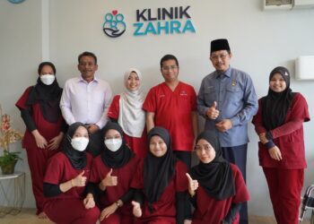 DR. Muhammad Kamil dan Dr. Nurul Sheila (berdiri tengah) bersama Mohd. Isam (berdiri dua dari kiri) dan Pengarah Jabatan Zakat MAINS, Datuk Nor Azmi Musa (berdiri dua dari kanan) pada Program Khatan Perdana Anak-Anak Asnaf MAINS Cawangan Gemas di Klinik Zahra, Gemas, Tampin.