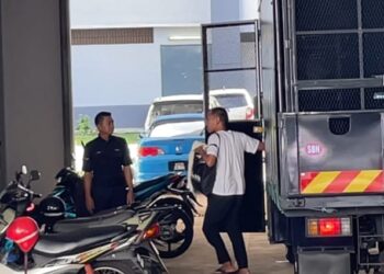 ILHAM Utama Sawai Suardi (baju putih) disabitkan bersalah atas tiga pertuduhan mengedar dan memiliki dadah jenis kanabis seberat 944.72 gram pada 2020 di Mahkamah Tinggi Seremban hari ini.