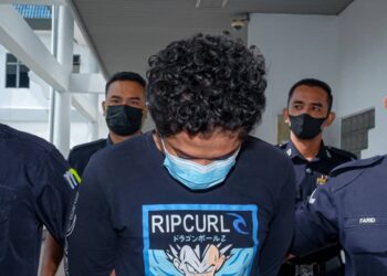 TERTUDUH diiring anggota polis selepas mengaku bersalah di Mahkamah Majistret, Ayer Keroh, Melaka atas pertuduhan menggunakan kekerasan untuk mencabul seorang mahasiswi. - UTUSAN/SYAFEEQ AHMAD