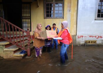 SEBAHAGIAN penduduk menerima sumbangan yang disampaikan oleh Pertubuhan Kebajikan Sanggar Suri Malaysia di Kampung Bakat, Rantau Panjang, Kelantan hari ini-UTUSAN/KAMARUL BISMI KAMARUZAMAN.