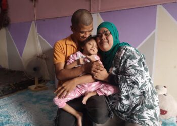 SEREMBAN 23 Dis.- NURUL Aneesa Mohd. Zainal (kanan) dan suaminya, Mohd. Syafiq bersama anak angkat mereka, Adell Sofea Fairuz Abdul Nur ketika ditemui di rumah mereka di Kampung Baru Paroi, Seremban baru-baru ini.-UTUSAN/NUR SHARIEZA ISMAIL.