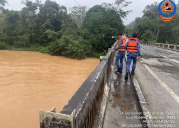 ANGGOTA Angkatan Pertahanan Awam Malaysia (APM) Gua Musang melakukan pemantauan paras air Sungai Galas di Batu Papan, Kampung Lembaga, Gua Musang, Kelantan hari ini.-IHSAN APM