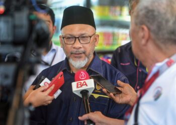 DR. MOHD. Faudzinaim ketika ditemui pemberita pada Majlis Penyerahan Kerusi Kitar Semula dan Sijil Pengesahan Arah Kiblat di stesen minyak Petron Seremban 2, Seremban hari ini.-UTUSAN/MOHD. SHAHJEHAN MAAMIN.