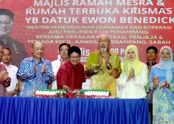 WON Benedick (empat kiri) menyempurnakan simbolik memotong kek sempena Krismas bersama tetamu kehormat di Pusat Kebudayaan Penampang baru-baru ini