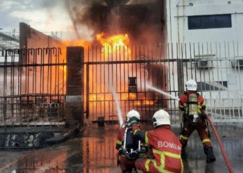 PASUKAN bomba  bertungkus lumus mengawal kebakaran selepas bilik transformer elektrik di zon industri bebas cukai Sungai Way terbakar.