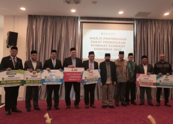 DR. ABDUL  Aziz Sheikh Ab Kadir  (lima dari kanan) bergambar bersama wakil syarikat pada Majlis Penyerahan Bayaran Zakat Perniagaan Syarikat-Syarikat Korporat 2023 di Menara MAINS, Seremban hari ini.-GAMBAR/IHSAN MAINS