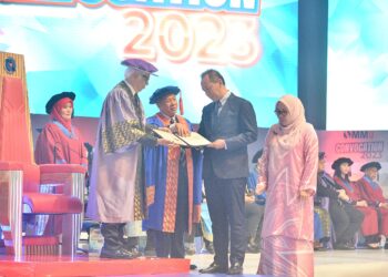 ZAKRI Abdul Hamid menyampaikan ijazah anumerta MMU kepada bapa arwah, Zulkurnain Kamisan pada Majlis Konvokesyen MMU, Cyberjaya.