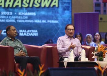 ANWAR Ibrahim semasa  Program Dialog Mahasiswa Temui Anwar  sempena Anugerah Buku Negara 2023 di Universiti Pendidikan Sultan Idris (UPSI), Tanjung Malim, Perak, hari ini. - UTUSAN/MUHAMAD NAZREEN SYAH MUSTHAPA