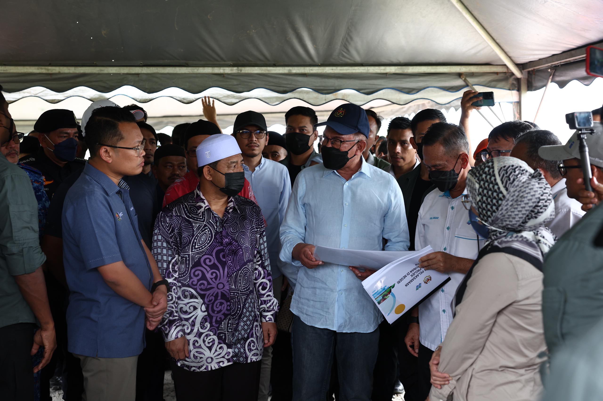 Anwar umum lima projek baharu di Kelantan