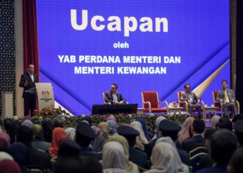 ANWAR Ibrahim ketika berucap pada majlis perhimpunan bulanan MOF, Putrajaya. - UTUSAN/FAISOL MUSTAFA