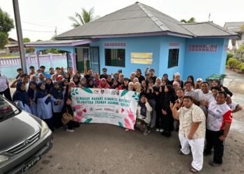  

 PESERTA program Komuniti Aspirasi Sejahtera Idaman Harmoni (KASIH) bergambar di Kampung Pasir Putih, Pasir Gudang, Johor.