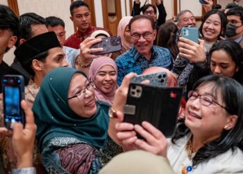 ANWAR Ibrahim bertemu dengan diaspora Malaysia di Tokyo, Jepun dalam sesi santai minum petang kelmarin. - FACEBOOK/ANWAR IBRAHIM