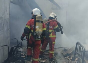 ANGGOTA bomba memadam kebakaran sebuah rumah dipercayai akibat perbuatan khianat di Kampung Baru Jelapang, Ipoh semalam. UTUSAN/IHSAN JBPM