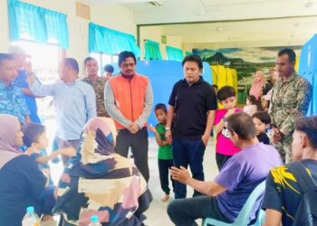 MOHD. Asna Amin bertemu mangsa terjejas banjir yang ditempatkan di PPS SK Sungai Machang, Lenggeng, Seremban baru-baru ini.