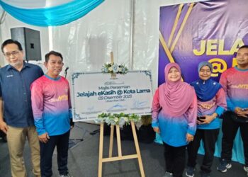 JASRI Kasim (dua dari kiri) merasmikan Program Jelajah e-kasih@Kota Lama di Dataran Muhammadi Kota Bharu, Kelantan. - UTUSAN/ ROSLIZA MOHAMED