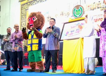 RAJA Muda Perlis, Tuanku Syed Faizuddin Putra Jamalullail (empat dari kiri) menyempurnakan Majlis Pelancaran Perdana Tahun Melawat Perlis 2024/2025 (TMP2024/2025) di Kangar, Perlis semalam.- UTUSAN/AHMAD ADIB AKHYAR AMINARRASHID