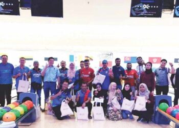 SEBAHAGIAN  peserta bergambar  semasa menyertai Pertandingan Boling Persahabatan 2023 berlangsung di Pusat Beli Belah Central Square Sungai Petani, Kedah baru-baru ini. – UTUSAN/ABD. RAZAK OSMAN