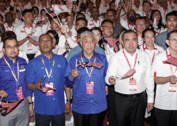 PEMIMPIN DAP harus akur bahawa rujukan asas kepada negara ini adalah Perlembagaan dan Rukun Negara jika mahu terus menjalin hubungan yang harmoni dengan rakan gabungan dalam Kerajaan Perpaduan khususnya Barisan Nasional dan UMNO. - GAMBAR HIASAN