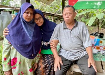 SITI Mariah (tengah) memeluk kedua ibu bapanya, Che Safuan Abd. Rahman dan Hamzah Said selepas mereka bertemu semula di Kampung Sireh, Kuala Nerang di Padang Terap.