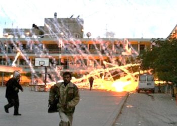 ORANG awam bertempiaran menyelamatkan diri ketika serangan bom fosforus putih ke atas sekolah Pertubuhan Bangsa-Bangsa Bersatu (PBB) di Beit Lahia, utara Semenanjung Gaza pada 17 Januari 2009. – AFP