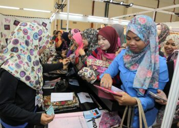 MAHASISWA boleh menambah baik kemahiran komunikasi dengan bekerja sambilan sebagai juru wang. – GAMBAR HIASAN