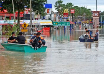 BANJIR boleh dijadikan produk menarik pelawat yang dikategorikan sebagai ‘pelancongan bencana’. 
– GAMBAR HIASAN/RAJA JAAFAR ALI