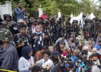 MOJO adalah kaedah wartawan menggunakan teknologi komunikasi mudah alih seperti telefon pintar untuk melaporkan berita menerusi video, audio, gambar dan grafik. – UTUSAN/AMIR KHALID