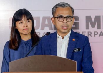 FAHMI Fadzil ketika sidang akhbar di Putrajaya. - UTUSAN/FAISOLMUSTAFA