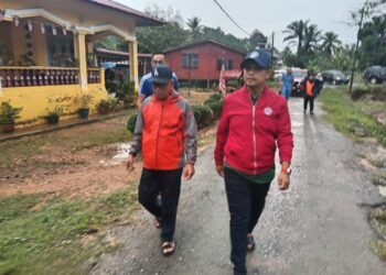 HARIS SALLEH Hamzah (depan, kanan) melawat ke kawasan terjejas banjir di Felda Kota Gelanggi 1 di Jerantut, Pahang. - UTUSAN/HARIS FADILAH AHMAD