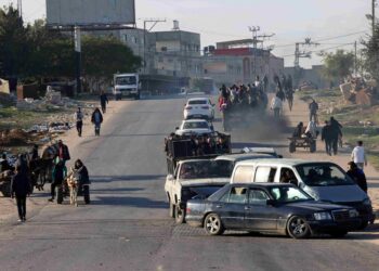 PENDUDUK meninggalkan bandar Khan Younis menuju ke Rafah di sempadan Mesir berikutan tindakan tentera rejim Zionis meningkatkan serangan ke atas kawasan di selatan Semenanjung Gaza, semalam. - AFP