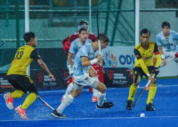 PEMAIN Argentina, Toscani Joaquin melakukan percubaan ke gawang Malaysia dalam aksi Piala Dunia Hoki Remaja 2023 di Stadium Hoki Nasional Bukit Jalil, kelmarin. – UTUSAN/MUHAMAD IQBAL ROSLI