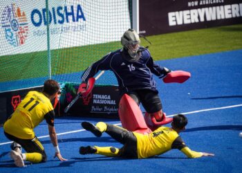 PENJAGA gol Mesir, Hussin Mahmoud cuba menghalang percubaan pemain Malaysia dalam aksi penentuan tempat kesembilan hingga 16 Piala Dunia Hoki Remaja Lelaki 2023 di Stadium Hoki Nasional Bukit Jalil di sini, semalam.-UTUSAN/MUHAMAD IQBAL ROSL