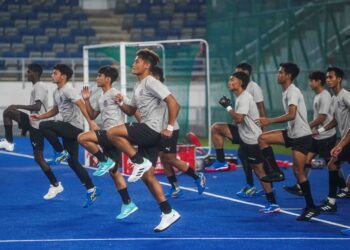 PEMAIN kebangsaan menjalani latihan di Stadium Hoki Nasional Bukit Jalil menjelang pertemuan pertama peringkat kumpulan menentang Chile dalam Piala Dunia Remaja 2023 esok. - UTUSAN/SHIDDIEQIIN ZON