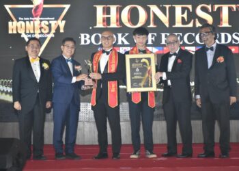 JOACHIM Gunsalam (dua dari kiri) ketika menyampaikan anugerah 'Honesty Entrepreneur' kepada Pengarah Kayusar Sendirian Berhad, Hii Hium Ung pada majlis The 20th Asia Pacific International Honesty - Book of Records 2023 di Kuala Lumpur. - FB DR. JOACHIM GUNSALAM