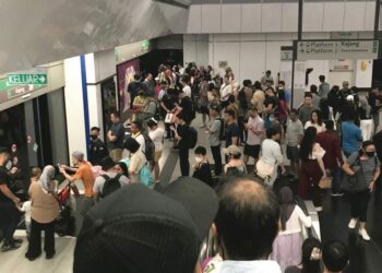 WARGA asing bersesak bersama rakyat tempatan di Transit Aliran Massa (MRT) Pasar Seni, Kuala Lumpur 
semasa cuti sempena sambutan Hari Krismas, kelmarin