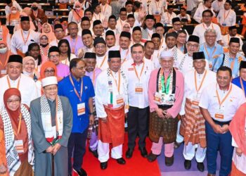 MOHAMAD Sabu (tengah) dan kepimpinan Amanah bersama tetamu dari kalangan rakan gabungan Pakatan Harapan dan Kerajaan Perpaduan bergambar pada Konvensyen Amanah Nasional 2023 di Klang, Selangor, semalam.  – mingguan/SHIDDIEQIIN ZON