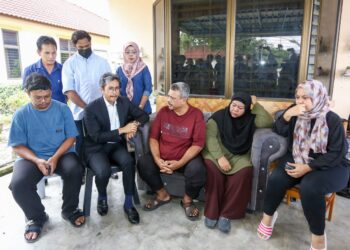 WAN Azmir Wan Majid (depan, dua dari kiri) berbincang dengan ibu bapa dan ahli keluarga Mohammad Zaharif Affendi di Taman Chepor Sentosa,  Chemor di Ipoh hari ini. - UTUSAN/MUHAMAD NAZREEN SYAH MUSTHAFA