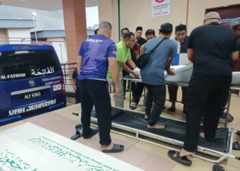 JENAZAH Muhammad Zaharif Affendi Muhd Zamrie dituntut oleh ahli keluarganya selepas selesai proses bedah siasat di Jabatan Forensik HRPB, Ipoh hari ini. - UTUSAN