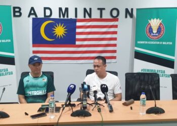 Hendrawan bersama Pengarah Kejurulatihan Akademi Badminton Malaysia (ABM), Rexy Mainaky (kanan) dalam sidang akhbar di Bukit Kiara, semalam.