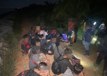 SEBAHAGIAN warga asing yang ditahan dalam operasi di Bagan Sungai Tiang, Selekoh di Bagan Datuk hari ini. - UTUSAN/MEDIA SOSIAL