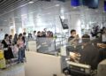 SEBAHAGIAN pelancong tiba di kaunter masuk pintu sempadan KLIA berikutan Pelan Liberalisasi Visa di Terminal 1 KLIA. - GAMBAR HIASAN