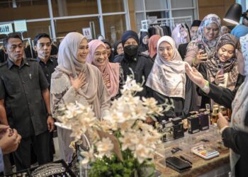 TENGKU Permaisuri Norashikin berkenan melawat tapak pameran sempena World #Quran Convention di Pusat Konvensyen Movenpick KLIA. - UTUSAN/FAIZ ALIF ZUBIR