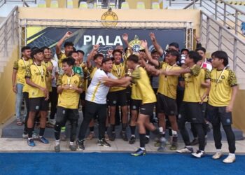 PEMAIN Ashby Rovers FC merai kejayaan muncul juara pertandingan bola sepak Piala Cheetah Perak FC selepas menumpaskan Ipoh Unity Recreation Club di Ipoh hari ini. - UTUSAN/AZIZAN HASHIM