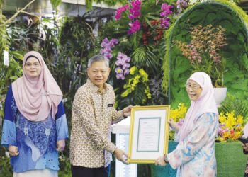 DR. WAN Azizah Wan Ismail (kanan) menerima sijil pendaftaran orkid hibrid baharu 'Dendrobium Dr. Wan Azizah’ yang disampaikan Presiden Perbadanan Putrajaya (PPj), Datuk Fadlun Mak Ujud sempena penganjuran Orkid Putrajaya 2023 di Taman Botani, Putrajaya.